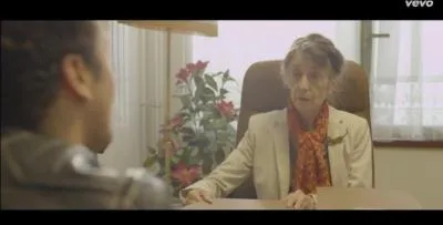 Quel comédien peut-on voir apparaître dans le clip "Mme Pavoshko" de Black M ?