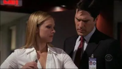 Quand J.J est partie, Hotch a choisi de prendre une partie de son travail avec :