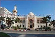 C'est la deuxième plus grande ville de la Tunisie située à environ 270 kilomètres de Tunis. Cette ville est bordée à l'est par la mer Méditerranée. Avez-vous reconnu cette ville ?