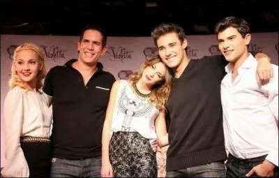 Comment s'appelle le père de Violetta ?