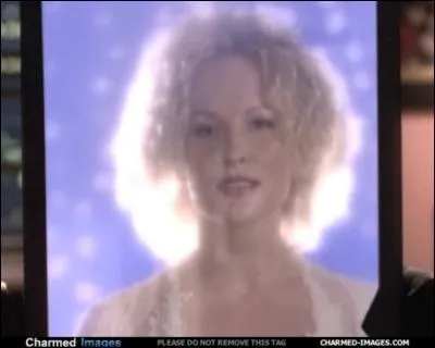 Elle se manifeste à travers les miroirs, qui est-elle ?