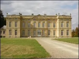Voici le château de la commune Ornaise du Bourg-Saint-Léonard. Pour le voir, il faut se rendre en région ...