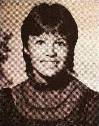 Pas facile à trouver cette actrice, je vous donne un indice : le rouge lui sied. : -)