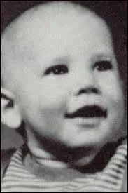 Bébé, il avait déjà la tête dans les étoiles.