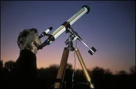 Quels scientifiques regardent le ciel la nuit ?