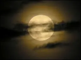 Pour cette réponse, et pour changer un peu, je vous demanderais de ne pas être dans la lune, pour trouver le nom de l'interprète ... ou du groupe !