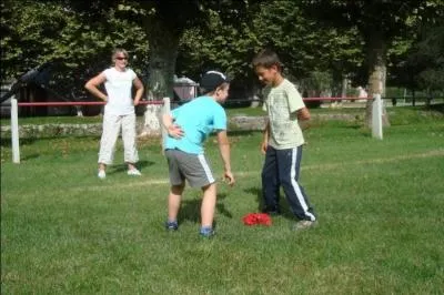 Deux équipes égales sont alignées, face à face, à 10 ou 15 mètres l'une de l'autre. L'animateur dispose au centre de l'aire de jeu et à égale distance des deux équipes ... ! Il annonce un nombre. Le joueur de chaque équipe, portant ce nombre doit essayer de prendre ..., en gardant toujours une main dans le dos. Le nom de ce jeu est :