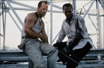 Dans le film 'Une journée en enfer' (1995), le lieutenant John McClane doit se livrer à un périlleux "Jacques a dit" à travers toute la ville de New York pour éviter l'explosion de nombreuses bombes. Qui joue le rôle de John McClane, apparu pour la première fois dans le film "Piège de cristal" ?