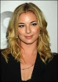 Quel est le nom de cette actrice devenue très célèbre grâce à son rôle dans la série tout aussi célèbre "Revenge" ?