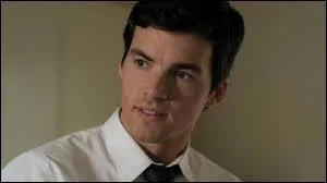 Quand Ezra a annoncé à la famille Montgomery, que s'est-il passé ?