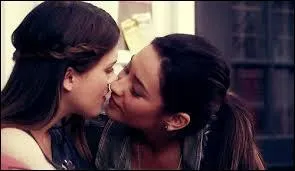 Qu'a voulu faire Paige à Emily lorsqu'elle s'est disputée avec Maya ?