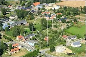 Nous survolons le village Axonais de Renansart. Nous sommes dans le ciel de la région ...