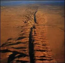 Quel est le nom de cette immense faille géologique ?