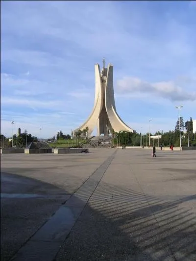 Dans quelle ville se situe le Mémorial du martyr ?