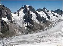Je suis un glacier du massif du Mont-Blanc, je mesure 1 600 m et je m'étends en direction du village d'Argentière :