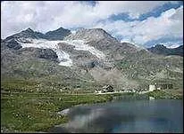 Si je suis la chaîne de la Bernina :