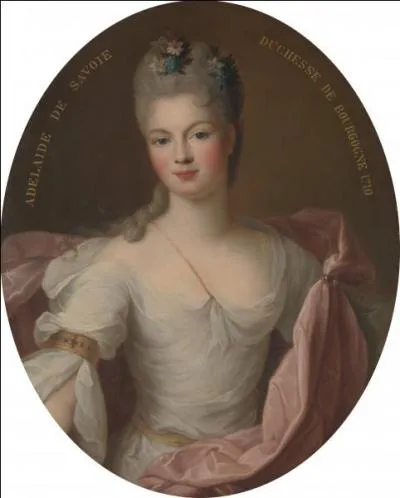 Jeune princesse, elle épousa le fils du Grand Dauphin en 1697 qui lui donna trois fils dont seul le cadet Louis XV a survécu :
