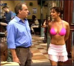 Pourquoi Mélanie est-elle en maillot de bain sur la place ? (Saison 1)