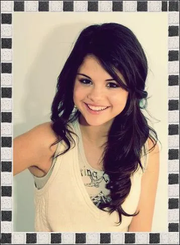 Elle est surtout connue pour avoir joué dans la série...