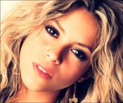 Quelles langues parle-t-elle couramment ?