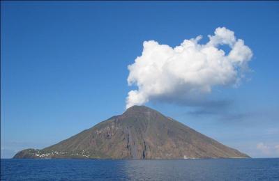 Le Stromboli est une île volcanique de la mer Adriatique.