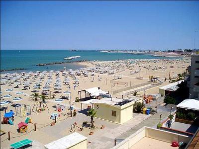 La station balnéaire de Rimini est sur la mer Adriatique.