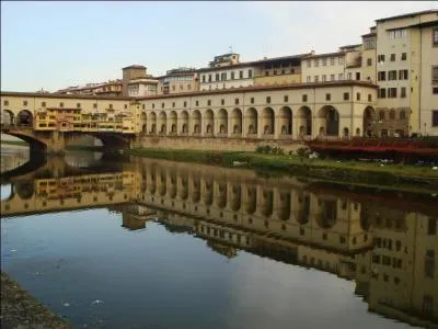 La ville de Florence est traversée par le fleuve Arno.