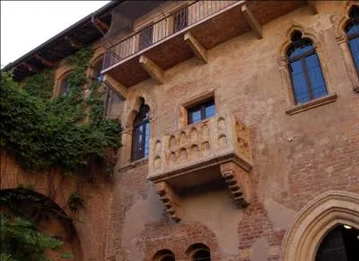 Vérone, la ville de Roméo et Juliette, est en Vénétie.