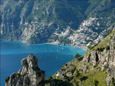 La côte amalfitaine longe le golfe de Salerne, au sud de Naples.