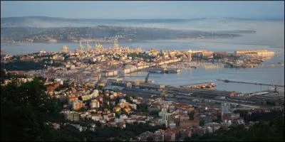 Trieste est une ville située à la frontière slovène.