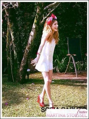 Combien Martina Stoessel mesure-t-elle ?