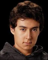 Je suis un des rares Quileutes qui fut heureux de devenir un loup. Qui suis-je ?