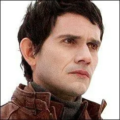 Je peux identifier les pouvoirs des autres vampires. Qui suis-je ?