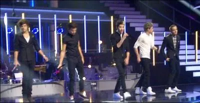 Dans quel concours français diffusé à la TV les One Direction ont-ils chanté ?