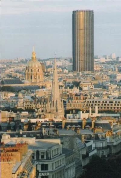 A Paris, la tour Eiffel est plus haute que la tour Montparnasse.