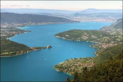 Le lac d'Annecy est situé au nord du lac du Bourget.