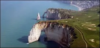 C'est dans le département du Calvados que s'élèvent les falaises d'Etretat.