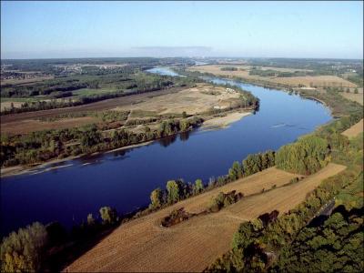 La Loire est le plus long fleuve s'écoulant entièrement sur le territoire français.