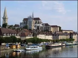 Auxerre est la préfecture de la Nièvre.