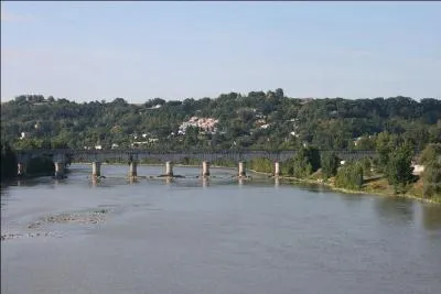 Agen, la préfecture du Lot-et-Garonne, se trouve sur les rives de la Garonne.