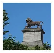 La gueule ouverte du Lion de Waterloo est tournée vers ....