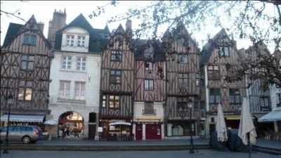 A l'issue de la Journée des barricades (1588), le roi Henri III chassé de Paris fit de cette ville sa capitale, et ce jusqu'en 1594. C'est :