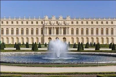 Versailles a été également capitale de la France pendant quelques années lors de...