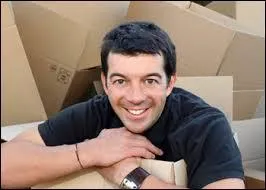 C'est un agent immobilier et animateur. Mais comment s'appelle-t-il ?