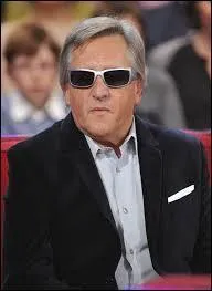 C'est un chanteur français qui a 62 ans. Qui est-ce ?