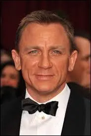C'est un acteur britannique né en 1968. Il a joué dans Skyfall, qui est-ce ?