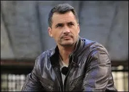 Il présente actuellement "Fort Boyard". Comment s'appelle-t-il ?