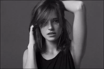 Comment s'appelle cette fille ?