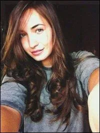 Comment s'appelle cette fille ?