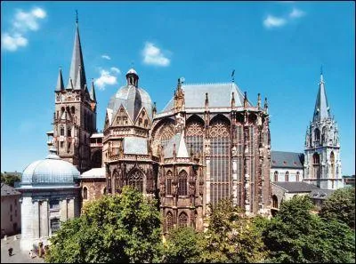 (Histoire) Dans quelle ville d'Allemagne les empereurs germaniques ont-ils été couronnés durant près de 600 ans ?